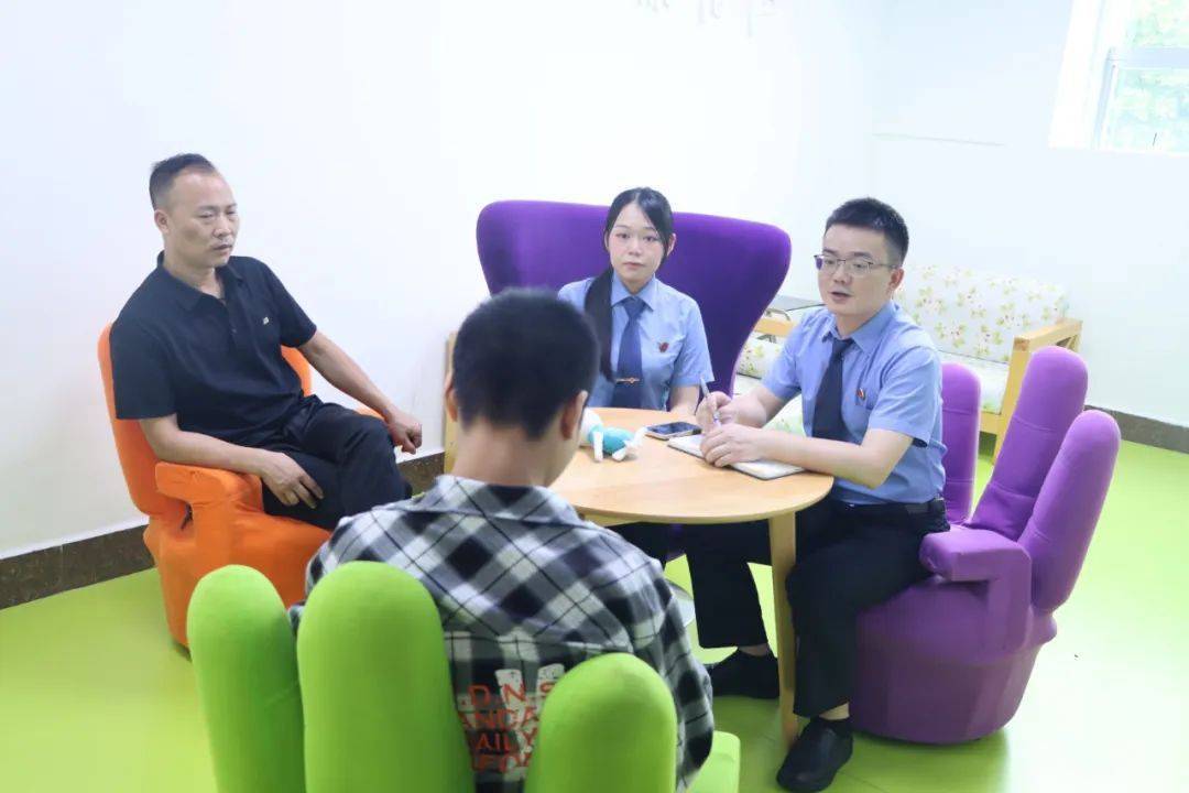 深夜酒局冲突少年持瓶自卫，检察机关认定：正当防卫！