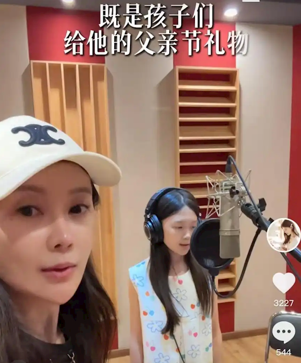 甘薇带两女儿录《野子》献歌 贾跃亭：你们比爸爸唱的好