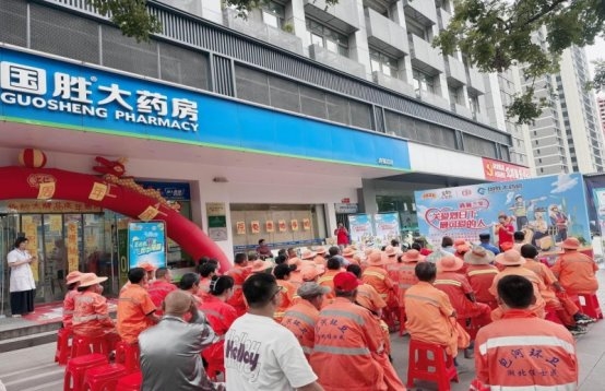 王老吉药业携手安徽国胜大药房在合肥开展“关爱烈日下最可爱的人”活动