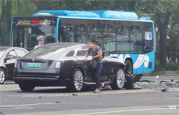曝知名车评人陈震开劳斯莱斯闪灵发生车祸：撞飞一白车