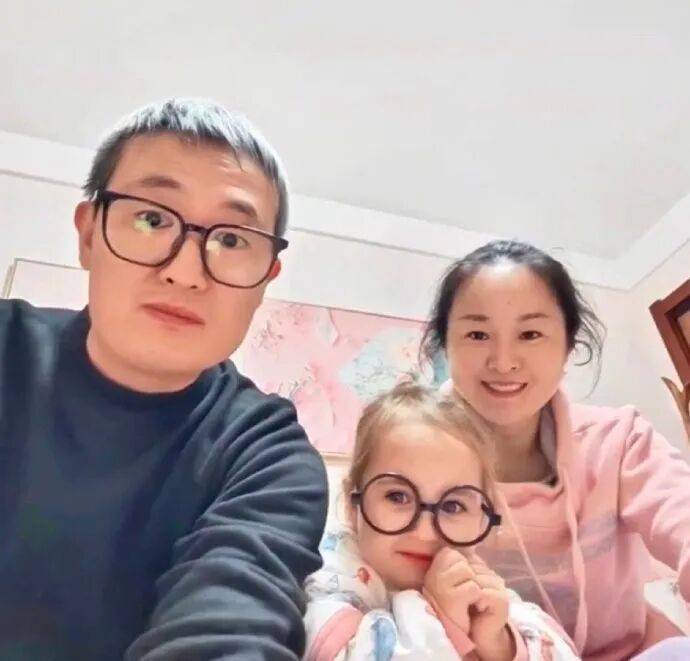 中国爸妈生出金发碧眼混血娃娃！原来太爷爷是斯拉夫人，网友：基因盲盒隐藏款