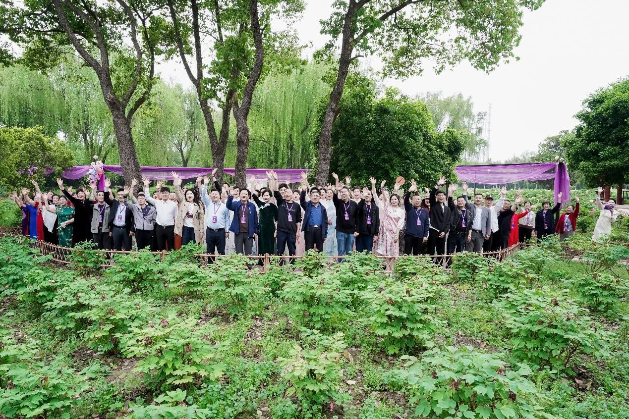 苏州相城首届时尚银龄艺术秀举办 银龄绽放花海 绘就享老新图景
