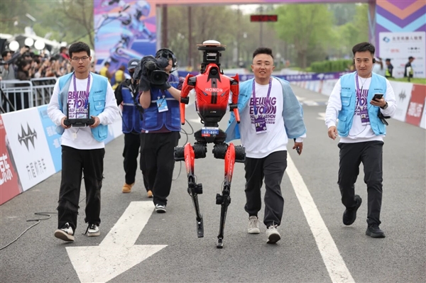 荣耀机器人以50分26秒成绩问鼎2026亦庄半马