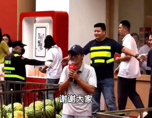 俞敏洪现身郑州:免费送1000个西瓜 希望大家夏天过得美好
